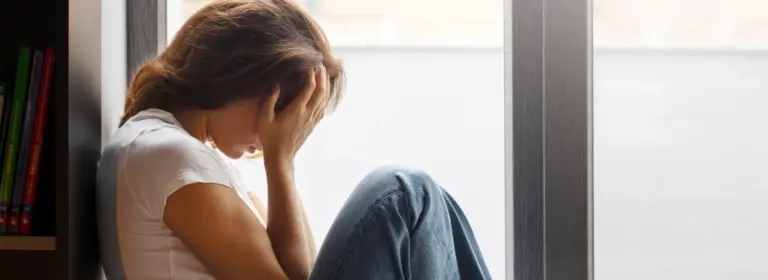 Signs of an emotionally unavailable woman: Therapist’s guide