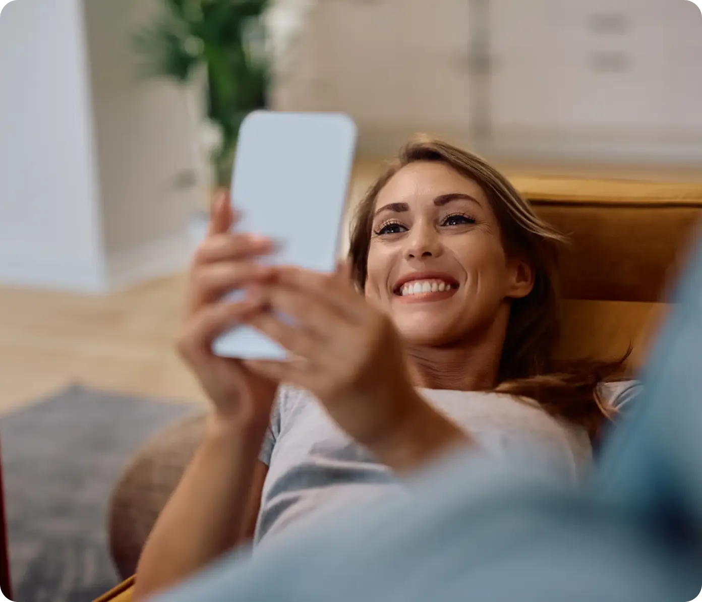 woman-at-home-doctor-note-online-hola